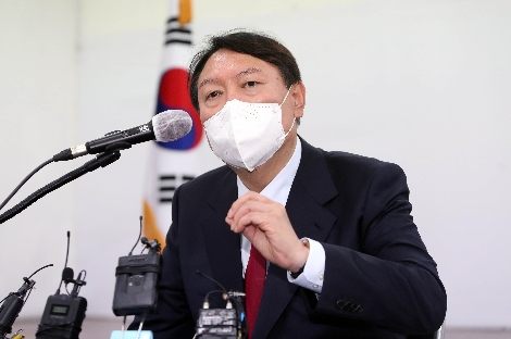 국민의힘 대권주자인 윤석열 전 검찰총장이 11일 대구시당에서 기자회견을 하고 있다. 사진=연합뉴스