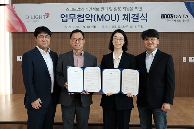 (왼쪽부터) 디라이트 신재훈 변호사, 조원희 대표변호사, 토브데이터 박효진 대표이사, 정성관 이사.(사진제공=법무법인 디라이트)