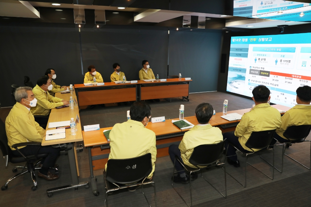 제14호 태풍 찬투 북상에 따라 임준택 수협중앙회장(사진 왼쪽에서 두번째)이 13일 홍진근 대표이사(사진 가장 왼쪽)를 본부장으로 하는 비상대책본부를 편성해 상황점검회의를 주재하고 있다. (사진=수협중앙회)