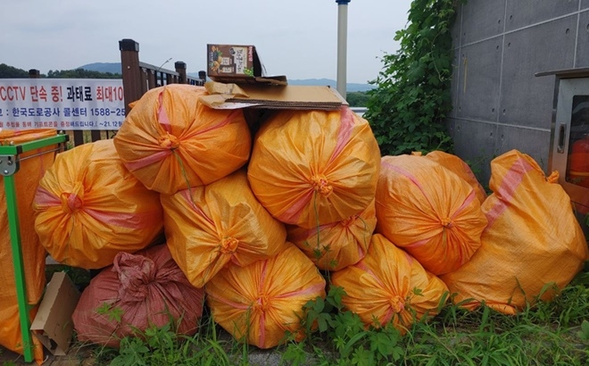 마대 사진. 종량제봉투와 마찬가지로 곳곳에서 사용 중이며 무게가 커 환경미화원 노동안전을 위협하고 있다.(사진제공=노동당 노동연대상담소)