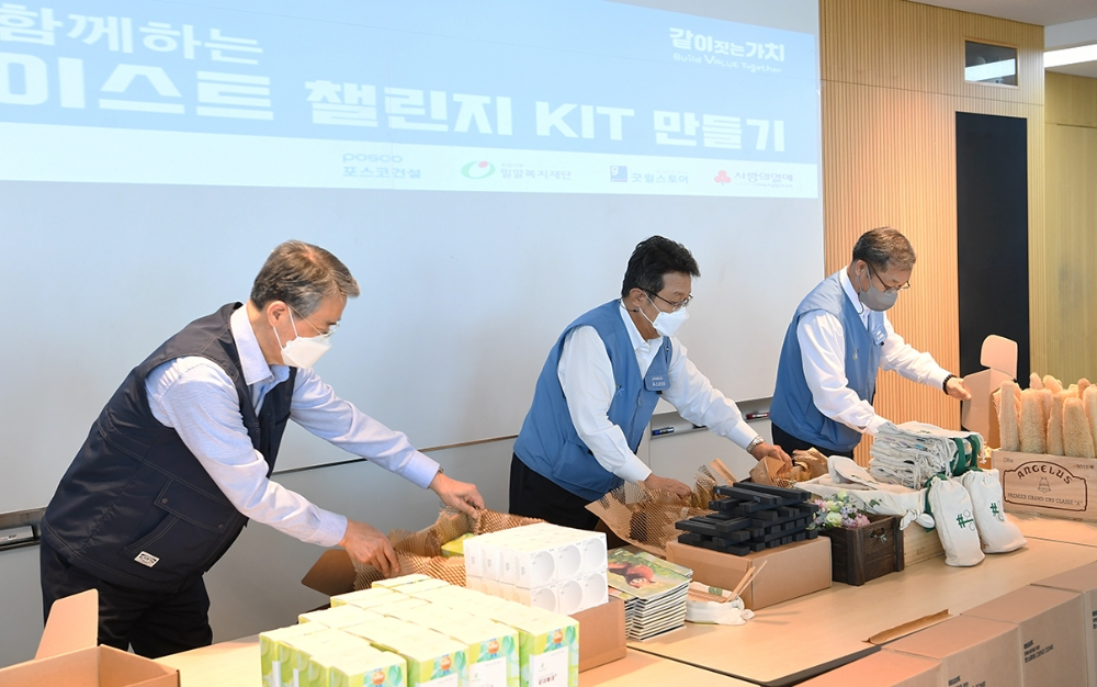 권춘택 UNGC 사무총장, 포스코건설 한성희 사장, 정희민 건축사업본부장이 제로 웨이스트 KIT를 제작하고 있다.(사진=포스코건설)