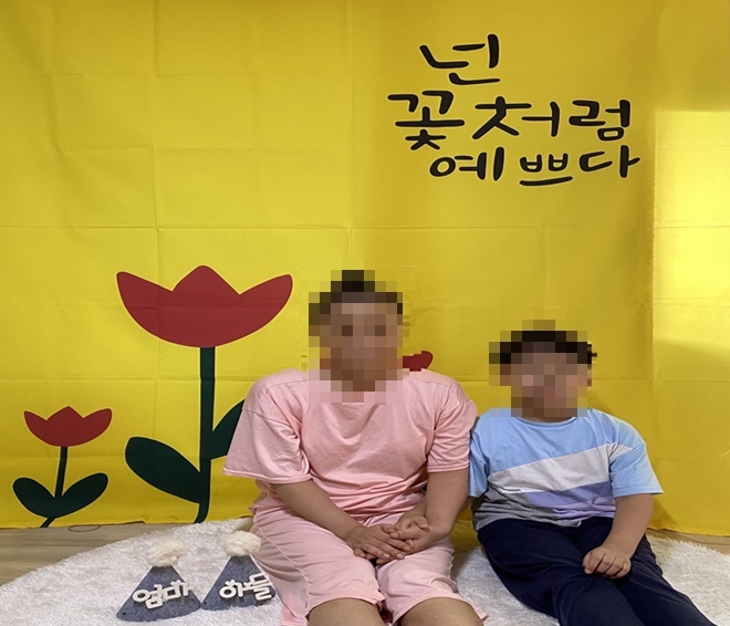 보호관찰관이 직접 배경을 연출해 가족사진을 촬영하고 액자와 앨범을 제공해 주고 있다. (사진제공=대전보호관찰소)