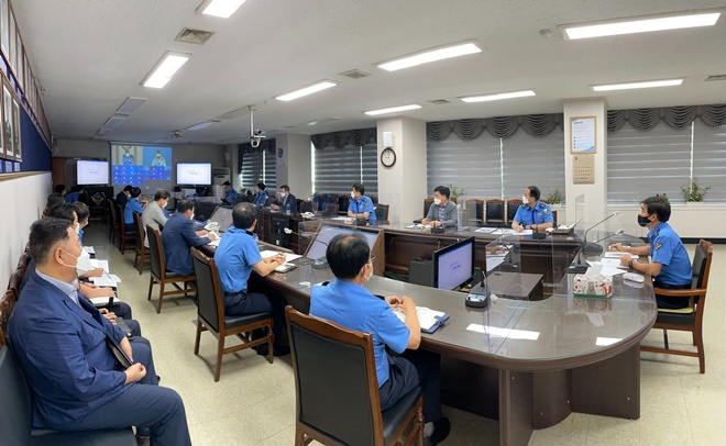 제14호 태풍 찬투 북상에 태풍대비 상황판단회의를 하고 있다.(사진제공=부산해양경찰서)
