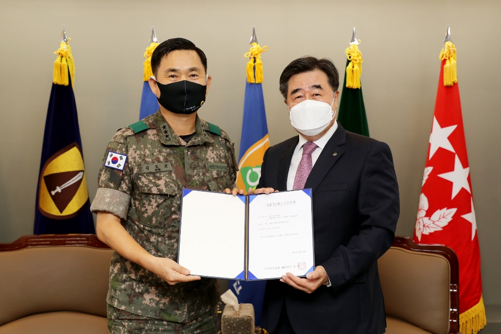 지난 14일 수도방위사령부 본청에서 진행된 위문금 전달식에서 김형 대우건설 대표이사(오른쪽)와 김도균 수도방위사령관이 기념촬영을 하고 있다.(사진=대우건설)