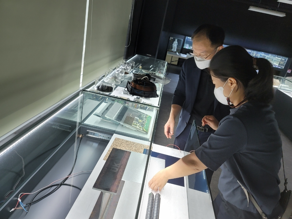 국가광물정보센터에서 신종기 박사(오른쪽에서 두번째)가 동국제강 제품 샘플을 전시하고 있다.(사진=동국제강)