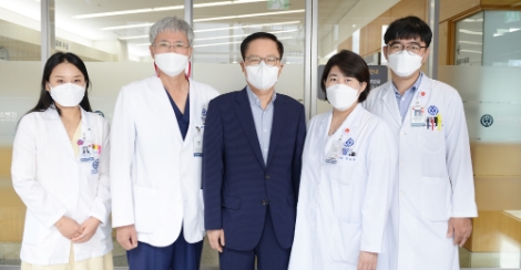 왼쪽부터 세브란스병원 장기이식센터 이식지원팀 최지연 코디네이터, 세브란스병원 흉부외과 백효채 교수, 이내인 교수(후원자), 박소라 사회사업팀장, 김기창 사회사업사. 사진=세브란스