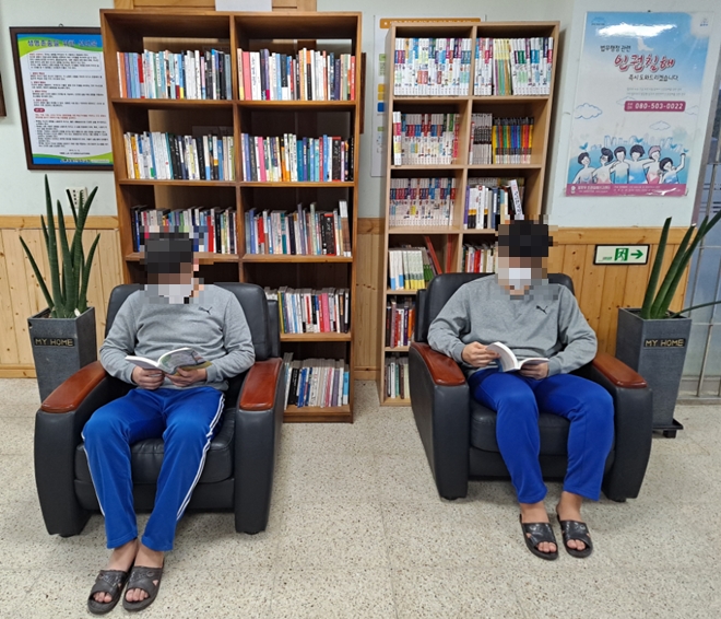 위탁학생들이 독서 삼매경에 빠져있다. (사진제공=부산소년원)
