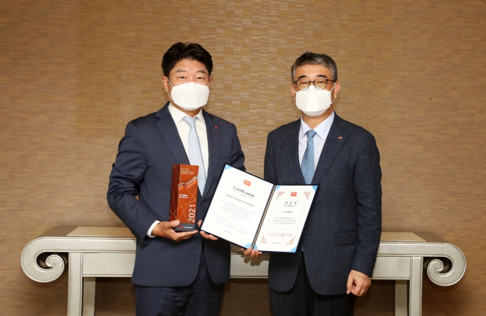 5일, 롯데호텔의 김현식 대표이사가 ‘2021 국가고객만족도(NCSI)’ 1위 기업 인증식에서 수상 후기념 촬영을 하고 있다. (사진=호텔롯데)