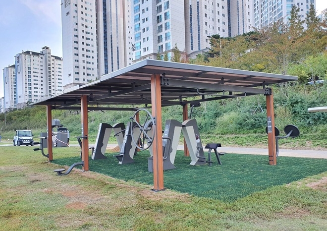 정관읍 좌광천에 설치된 야외운동기구.(제공=부산 기장군)