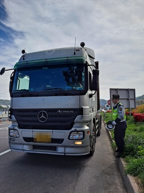 화물차 단속 모습.(사진제공=경남경찰청)