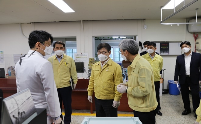 강성국 법무부 차관이 서울구치소를 방문하여 신속항원검사를 받고 직원들을 격려하고 있다.(사진제공=법무부)