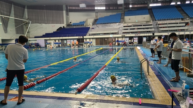 남해지방해양경찰청 수상구조사 자격시험에서 응시생의 수영 능력 평가를 하고 있다(입영평가).(사진제공=남해지방해양경찰청)