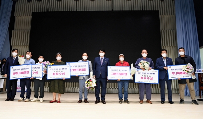 젖소 경진대회 수상자들이 기념촬영을 하고 있다.