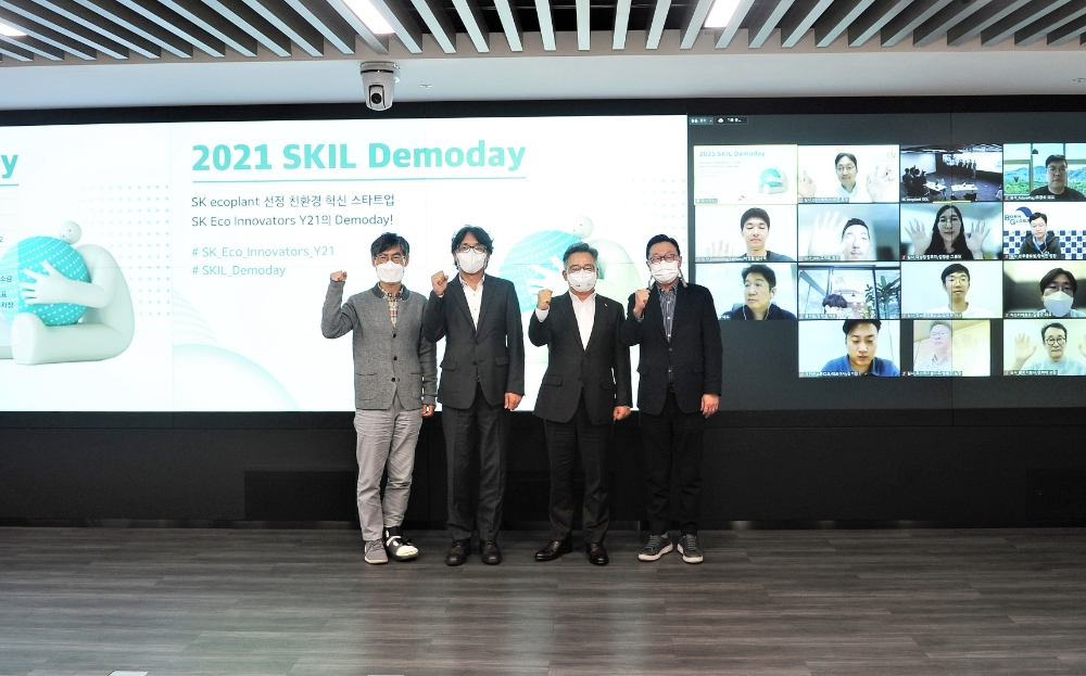 박경일 SK에코플랜트 대표이사(왼쪽 세번째), 금한승 환경부 탄소중립위원회 사무처장(왼쪽 두번째), 이덕준 D3쥬빌리 파트너스 대표(왼쪽 첫번째) 가 데모데이 행사 이후 기념촬영을 하는 모습.(사진=SK에코플랜트)