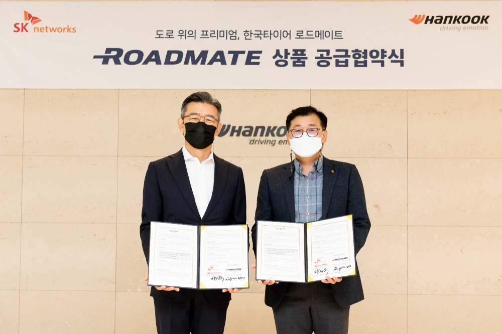 18일 협약식을 마친 후 장영욱 SK네트웍스 스피드메이트 사업부장(오른쪽)과 원석준 한국타이어 한국사업 본부장이 기념촬영을 하고 있다.(사진=SK네트웍스)