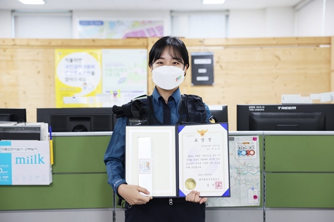 경찰 실습생인 이은경 순경이 예리한 눈썰미로 사기 피의자를 검거해 대구경찰청장 표창을 받고 기념촬영.(사진제공=대구경찰청)