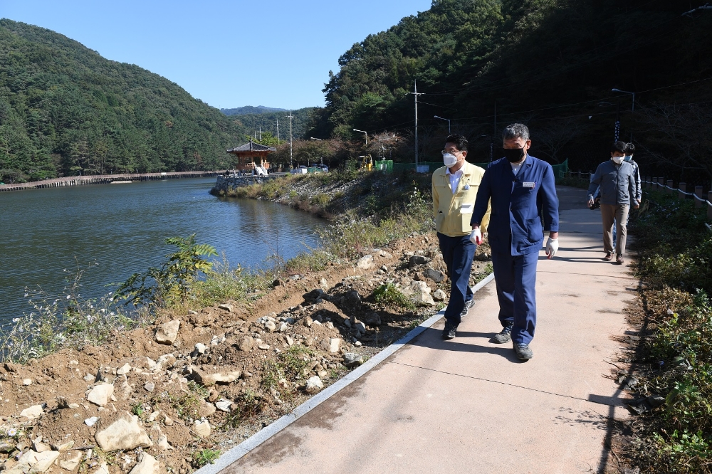 오규석 기장군수가 병산저수지 둘레길 현장을 점검하고 있다.(사진제공=부산 기장군)