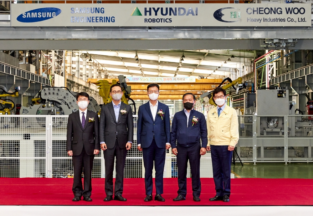 (왼쪽부터) 박종원 경상남도 경제부지사, 강철호 현대로보틱스 대표, 최성안 삼성엔지니어링 사장, 허철옥 청우중공업 대표, 송도근 사천시장 등 행사 참석자들이 기념촬영을 하고 있다.(사진=삼성엔지니어링)