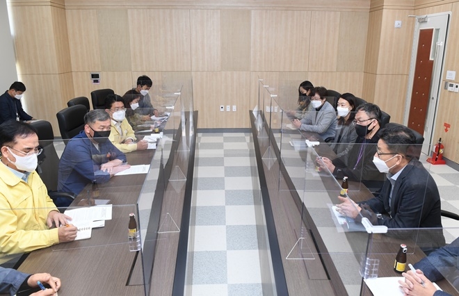 오규석 기장군수는 10월 28일 오전 11시 30분 영화진흥위원회를 방문해 김영진 위원장을 면담하고 부산촬영소(가칭)의 조속한 착공을 강력하게 촉구하고 있다.(사진제공=부산 기장군)