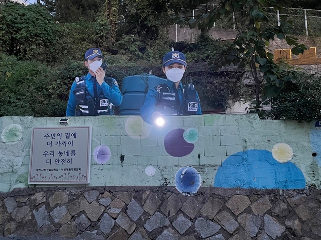 남녀경찰관을 모델로 한 대형조형물.(사진제공=부산경찰청)