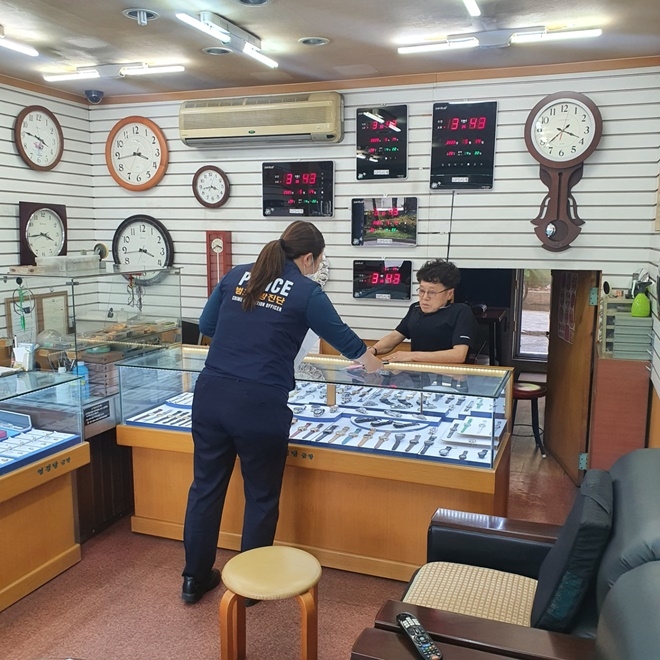 경찰이 현금다액취업소를 방문해 특별방범진단과 함께 범죄피해발생사례와 예방요령에 대해 설명하고 있다. (사진제공=마산동부경찰서)