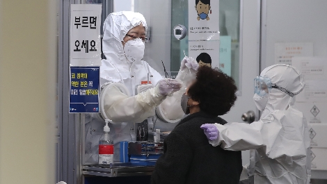 서울 내 선별진료소에서 한 시민이 검진받고 있는 모습. 사진=연합뉴스