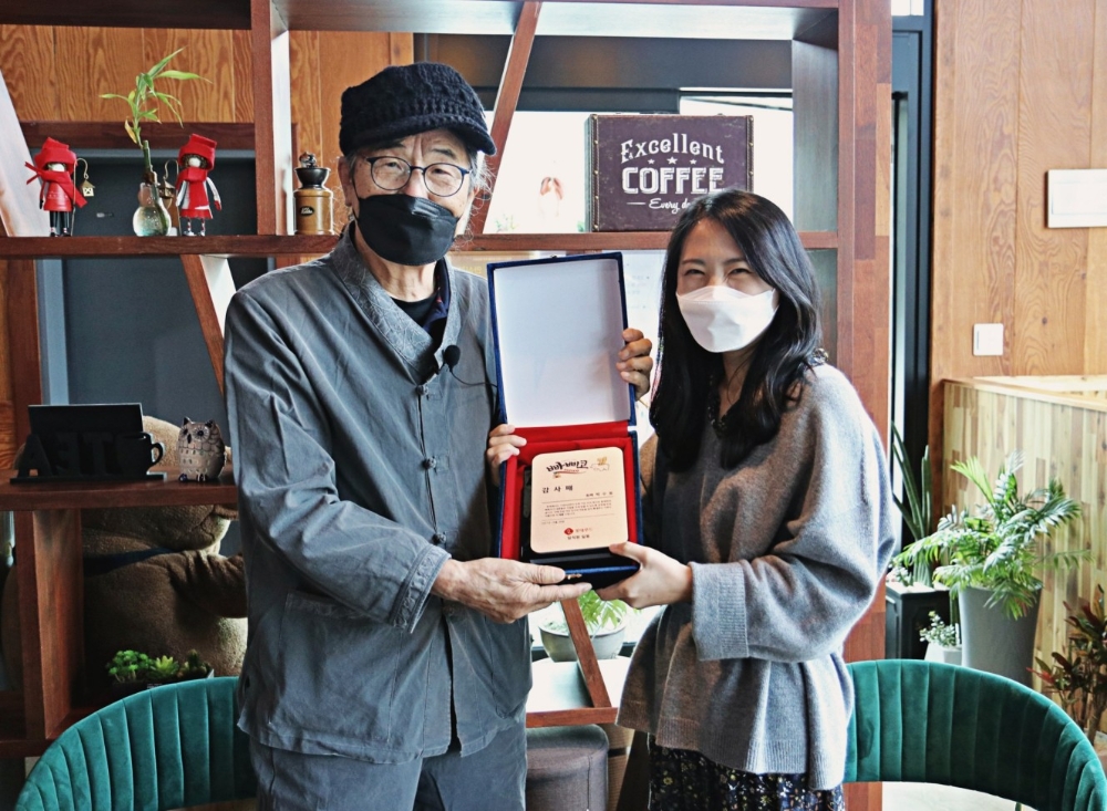 롯데푸드, 빠삐코 40주년 기념해 ‘고인돌’ 박수동 화백에게 감사패 전달