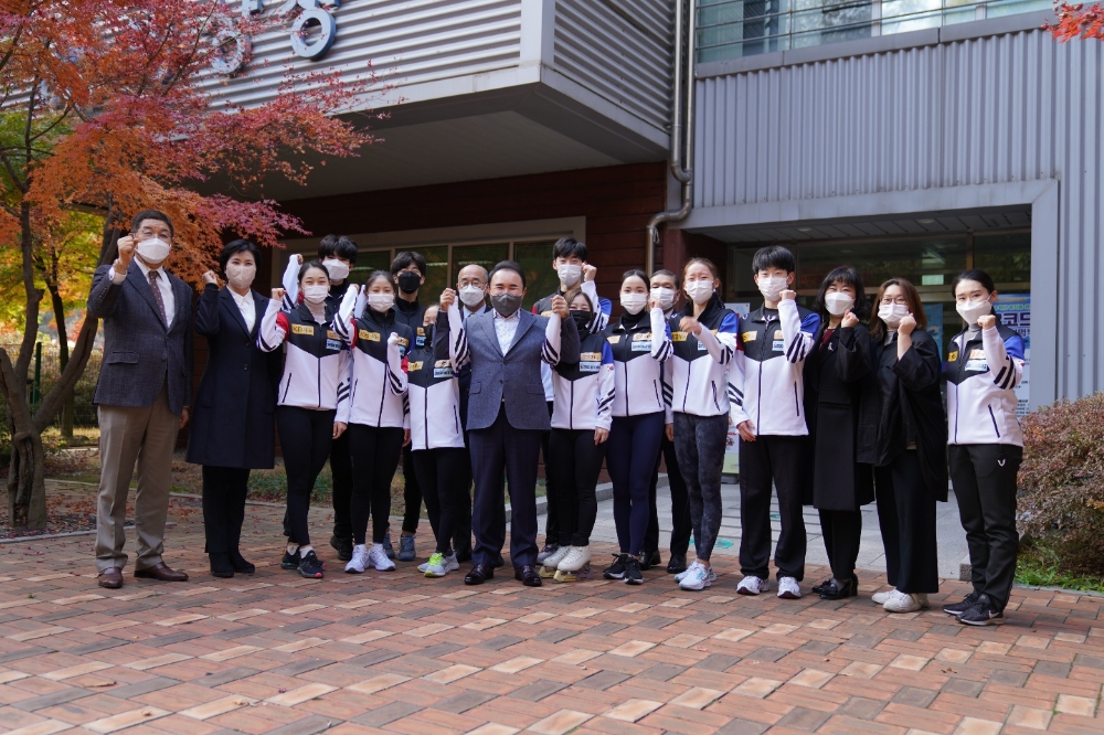 제너시스BBQ 그룹 윤홍근 회장 피겨, 스피드 스케이팅 국가대표팀 격려