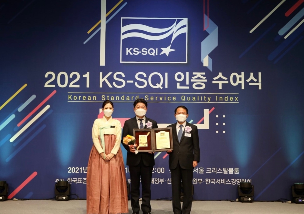 3일, 김현식 롯데호텔 대표이사(가운데)와 강명수 한국표준협회 회장(우측)이 ‘2021 한국서비스품질지수(KS-SQI) 인증 수여식’에서 수상 후 기념 촬영을 하고 있다.(사진=호텔롯데)