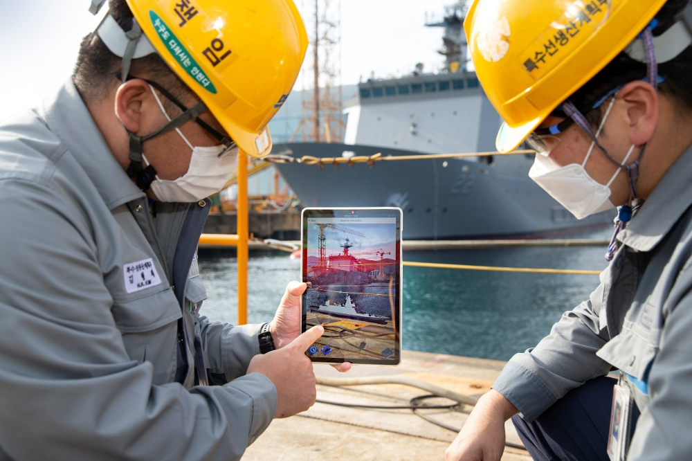 대우조선해양 직원이 실제 함정과 혼합현실(MR·Mixed Reality) 시스템으로 구현한 가상 함정을 비교하며 작업을 하고 있다.(사진=대우조선해양)