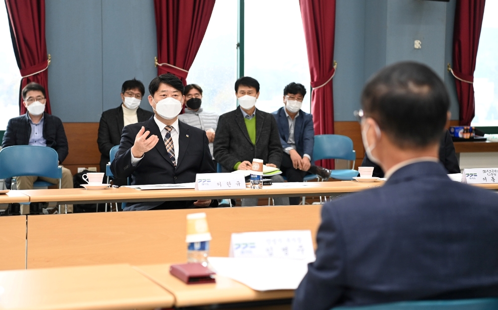 이한규 행정2부지사가 ‘용인 반도체 클러스터 주요현안 점검 회의’를 진행하고 있다.