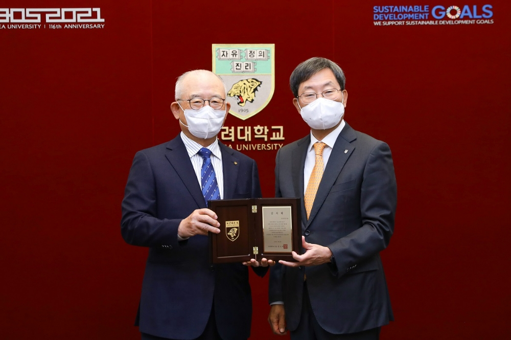 부영그룹 이중근 회장을 대신해 신명호 회장(왼쪽)과 고려대 정진택 총장이 기념 촬영을 하고 있다.(사진=부영그룹)