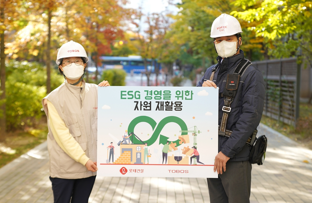 토보스 김소연 대표와 롯데건설 임직원이 ‘ESG 경영을 위한 자원 재활용’ 홍보 보드판을 들고 있다.(사진=롯데건설)