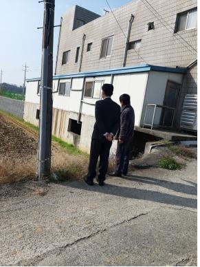 농업용수로관 매설공사 현장 조사를 실시하고 있다.