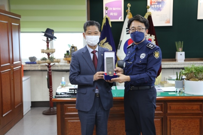 김영식 부산구치소장이 권용규 부산혈액원장으로부터 대한적십자사 회장의 감사패를 전달받고 기념촬영.(사진제공=부산구치소)