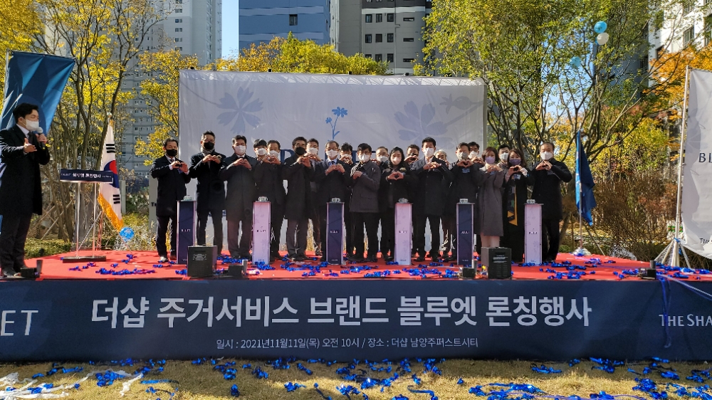 11일 더샵 남양주퍼스트시티 아파트에서 새로운 서비스 브랜드인 ‘블루엣’ 론칭을 기념하는 테이프 커팅식을 하고 있다.(사진=포스코건설)