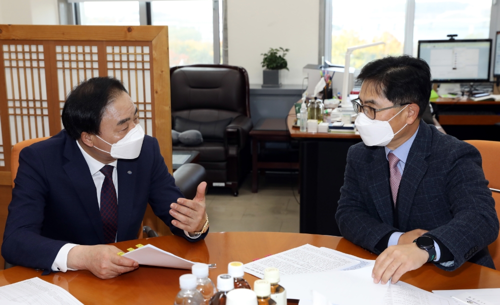 임준택 수협중앙회장(사진 왼쪽)이 박선춘 국방위원회 수석전문의원(사진 오른쪽)을 만나 군급식 개편안의 문제점에 대해 설명하고 지원을 요청하고 있다. (사진=수협중앙회)