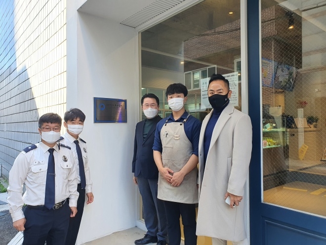 안전관리 우수업소인 젬스톤에 인증표지를 전달하고 기념촬영.(사진제공=부산소방재난본부)