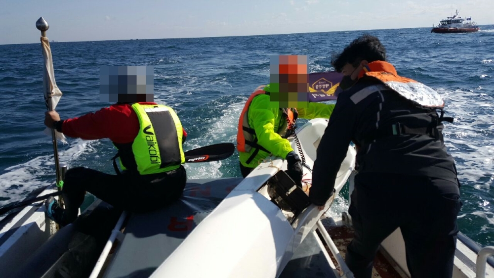 부산해경이 표류 중인 카약객 2명을 구조.(사진제공=부산해양경찰서)