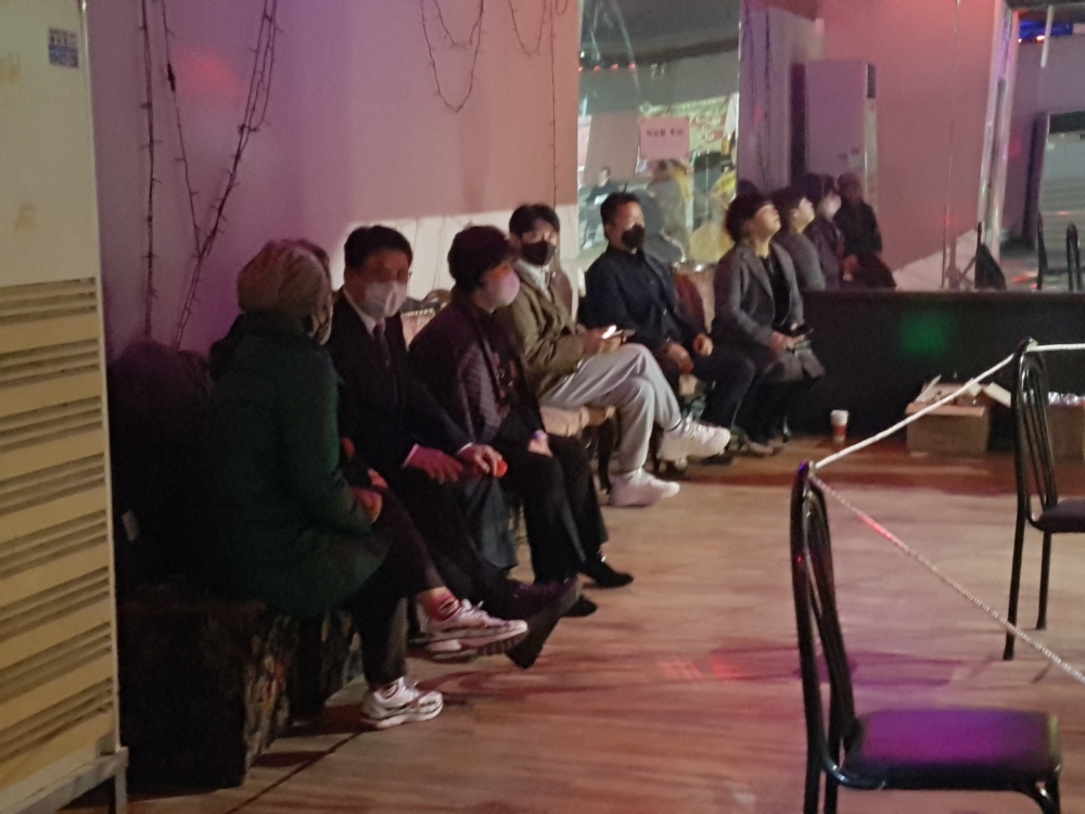 대기석에서 기다리고 있는 참가자들