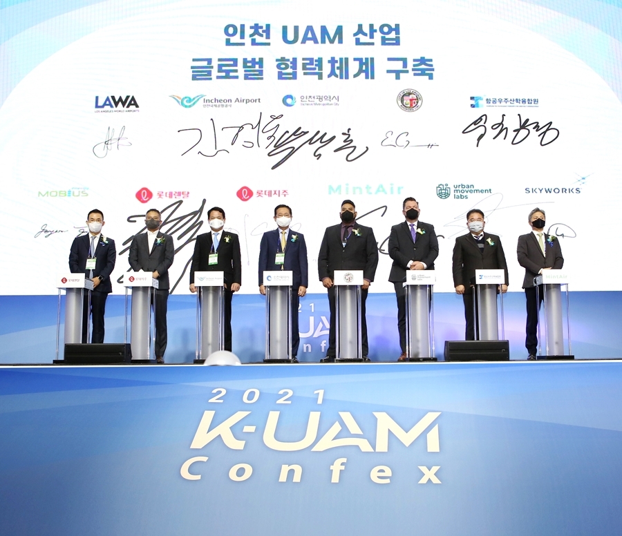 (왼쪽부터) 김현수 롯데렌탈 대표, 김승욱 롯데지주 상무, 김경욱 인천국제공항공사 사장, 박남춘 인천광역시장 (오른쪽부터) 최유진 민트에어 대표, 유창경 항공우주산학융합원장.(사진=롯데렌탈)