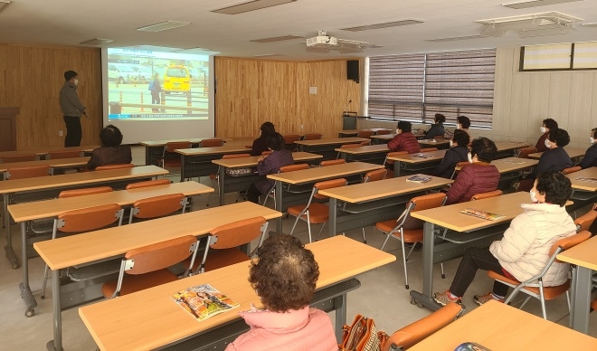 대산노인대학서 교통안전 교육을 하고 있다. (사진제공=창원서부경찰서)
