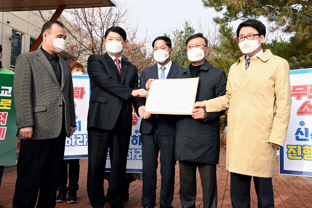 경기도와 고양, 김포, 파주 서북부 3개 시가 일산대교㈜ 사무소를 방문해 손실보상 협의 등을 요청하는 공문을 전달했다.