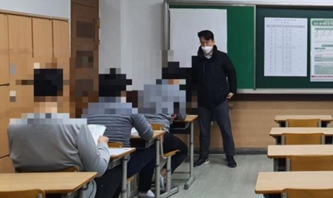수능에 응시하고 있는 학생 3명. (사진제공=서울소년원)