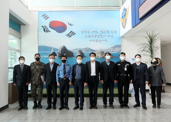 11월 18일 해상을 통한 밀수, 밀입국 등 국제성 범죄를 차단하기 위한 유관기관 간담회 기념촬영.(사진제공=부산해양경찰서)
