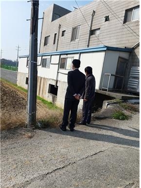 김영일 행정사(좌쯕)가 건물 붕괴 우려가 있다는 민원을 접수하고 현장 사실조사를 실시하고 있다.