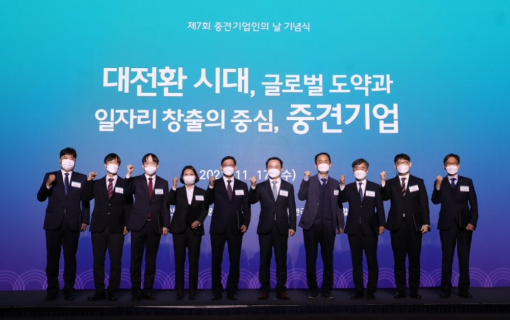 제 7회 중견기업인의 날 행사 전경. 좌측부터 정대진 산업부 통상차관보, 홍석기 일화 춘천GMP공장장. (사진=일화)