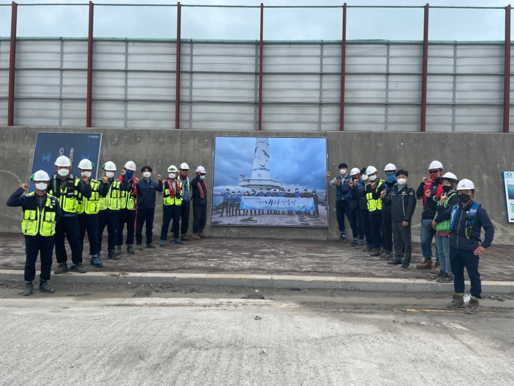 울산해경과 포스코건설이 아트펜스 설치 기념 촬영을 하고 있다.(사진제공=울산해양경찰서)