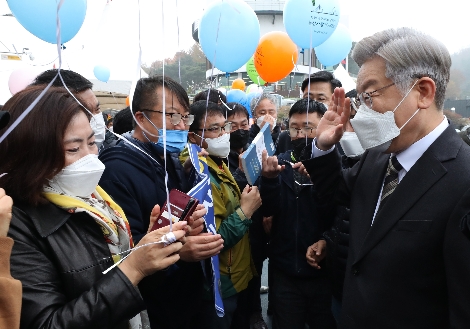 더불어민주당 이재명 대선후보가 20일 오전 충남 논산시 부적면 탑정호에서 지지자들과 인사하고 있다. 사진=연합뉴스