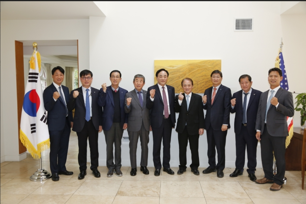 임준택 수협중앙회장(사진 왼쪽에서 네번째)이 현지시각 지난 19일 미국 LA H마트 부에나파크점에서 '대한민국 수협 명품 수산물 홍보전'을 개최해 한국 수산물을 홍보하고 있다. (사진=수협중앙회)